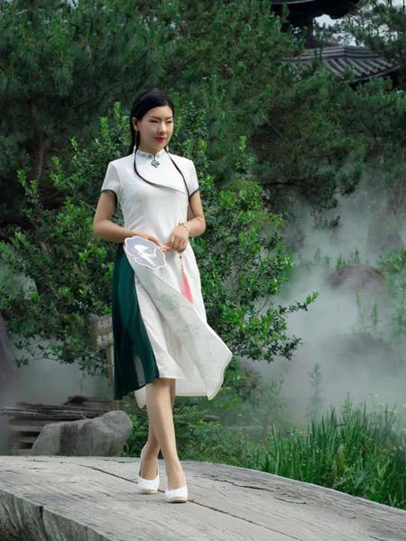 木棉道女装品牌2020秋季白色立领连衣裙