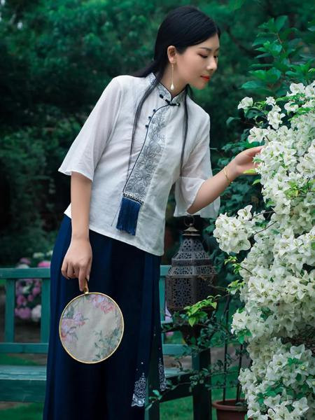 木棉道女装品牌2020秋季国风立领白色衬衫