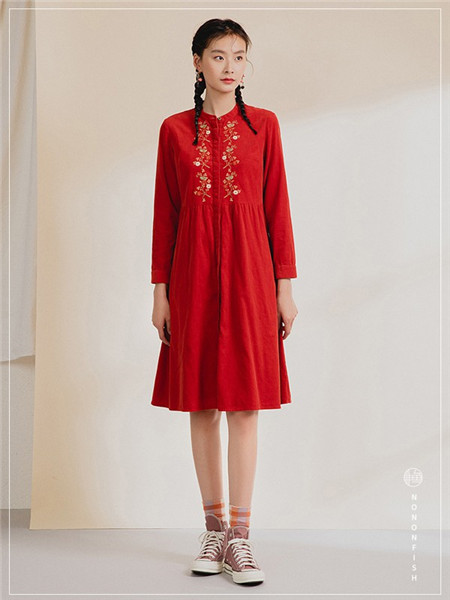 非鱼女装品牌2020秋冬红色印花长袖连衣裙