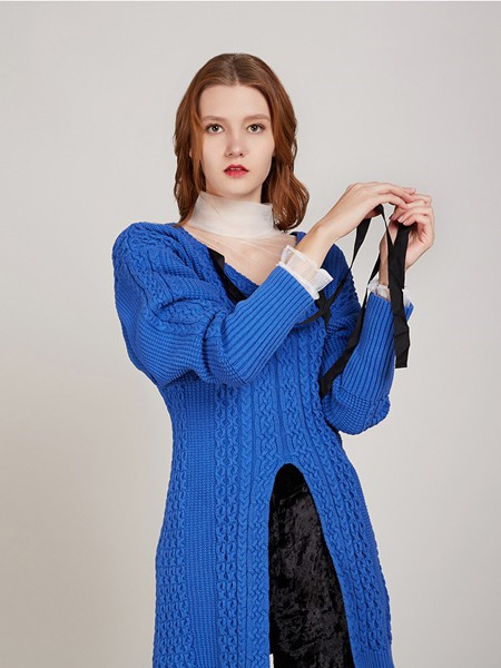 卡榭女装品牌2020秋季蓝色针织毛衣