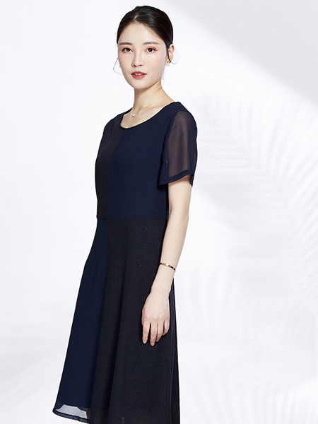 知臣女装品牌2020春夏黑色连衣裙