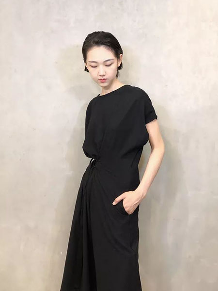 limifeu2020秋季黑色束腰连衣裙