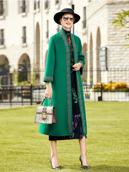 卡米兰女装品牌2020秋冬墨绿色长款大衣