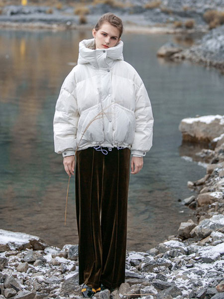 COCOCASA女装品牌2020秋冬白色羽绒服