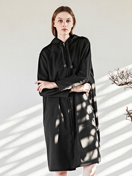 圣迪奥女装品牌2020秋冬黑色长款风衣