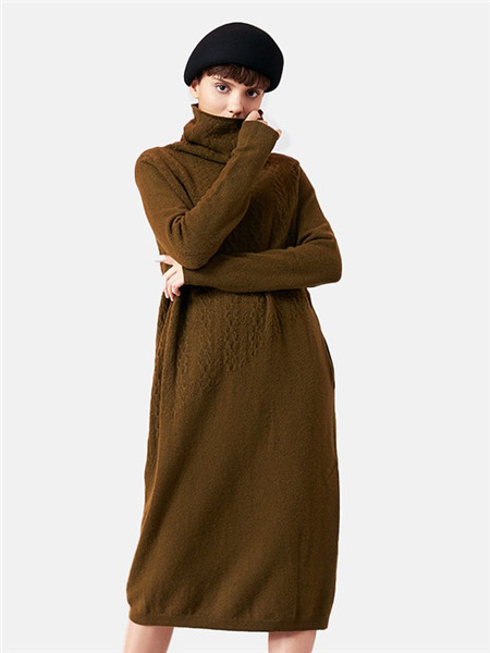 卡汶女装品牌2020秋冬褐色高领针织连衣裙