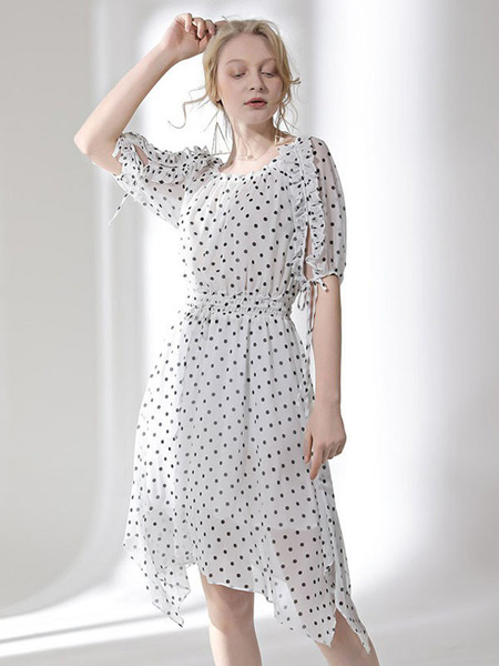 圣迪勒女装品牌2020春夏斑点白色连衣裙