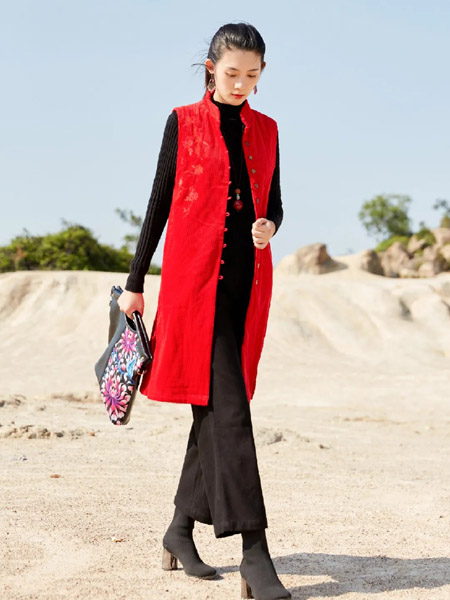 曼茜纱女装品牌2020秋冬红色长款棉麻无袖外套