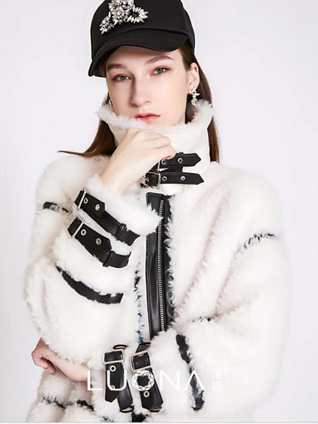 珞娜女装品牌2020秋冬潮流皮带扣白色毛绒高领外套