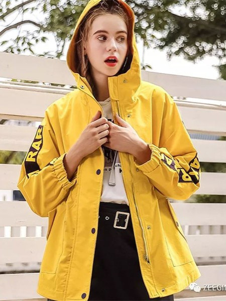 至感女装品牌2020秋冬黄色运动字母外套