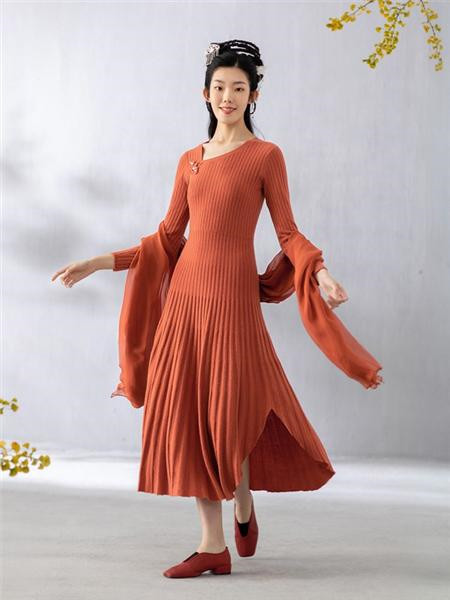 茵曼女装品牌2020秋冬橘色长袖针织连衣裙