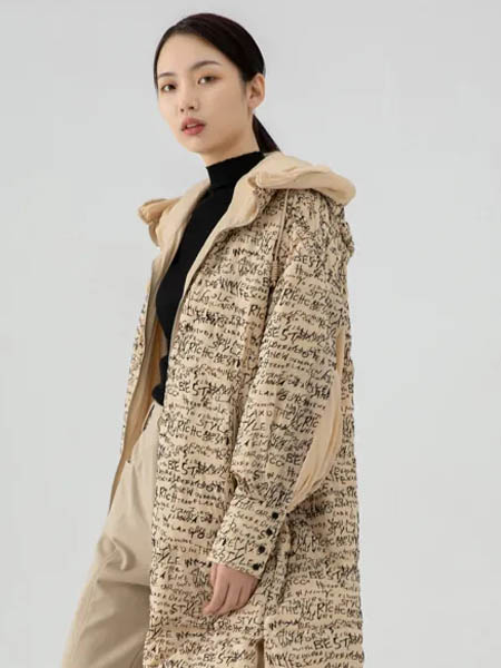 伊思君凯女装品牌2020秋冬字母棕色带帽外套