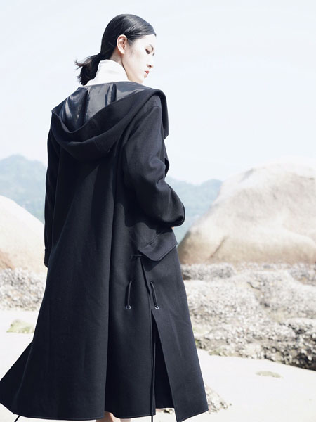 底色女装品牌2020秋冬黑色潮流带帽长款外套