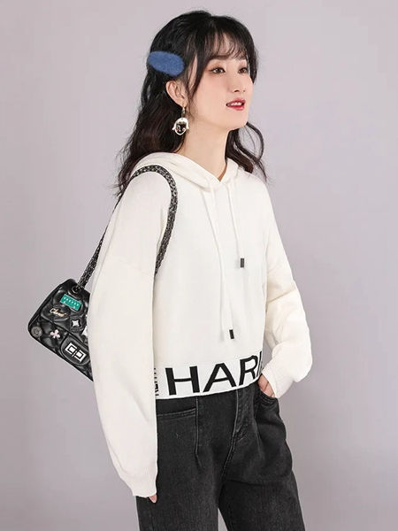韩依瑞女装品牌2020秋冬字母白色连帽卫衣