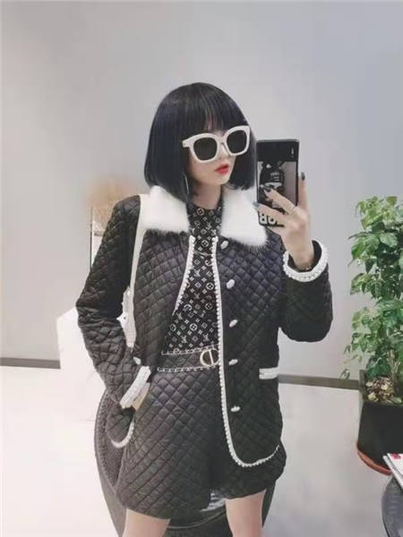 卡尼欧女装品牌2020秋冬黑色排扣珍珠绣口外套