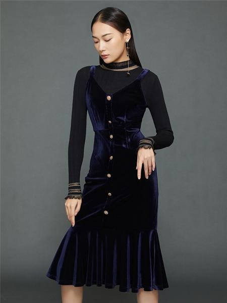 idole女装品牌2021春夏金丝绒排扣吊带裙