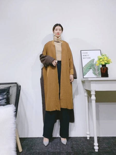 紫布语女装品牌2020秋冬保暖拼接长款大衣