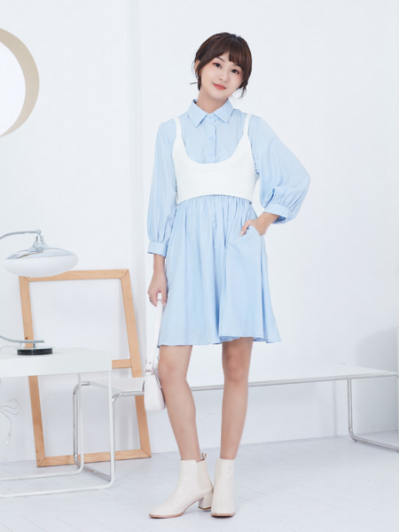 描刻（miaoke）女装品牌2020秋冬浅蓝色文艺范外衬吊带衬衫连衣裙