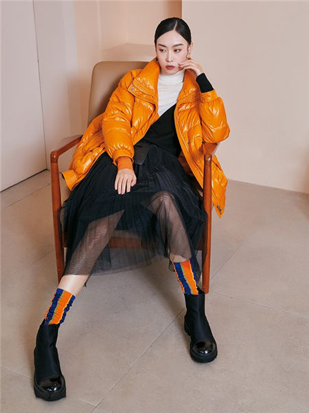 布卡慕尚女装品牌2020秋冬橘色青春活力羽绒服