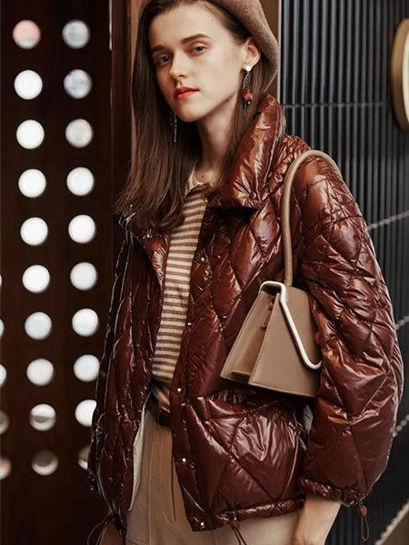 rubin女装品牌2020秋冬红棕色菱格亮面短款羽绒夹克