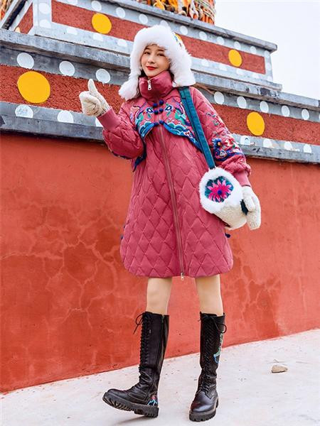 素萝女装品牌2020秋冬粉色菱格压纹高领羽绒服
