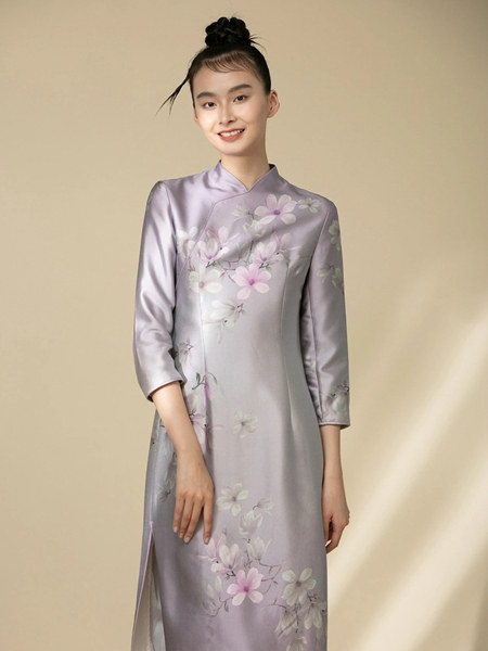 衡韵女装品牌2020秋冬浅紫色温柔风丝绸光泽连衣裙