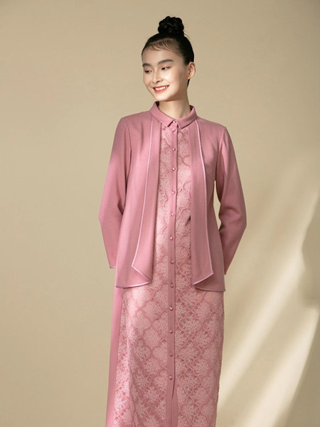 衡韵女装品牌2020秋冬粉色蕾丝拼接假两件连衣裙