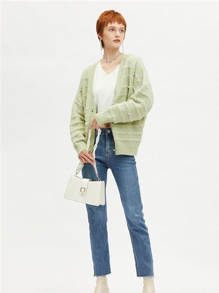 卓多姿女装品牌2020秋冬绿色宽型烂漫珍珠点缀针织衫