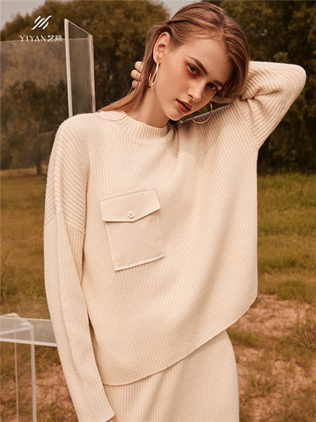 艺燕女装品牌2020秋冬白色胸前贴带设计宽松毛衣