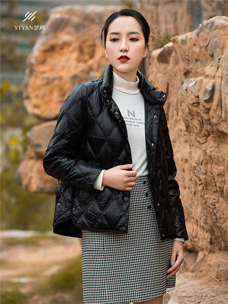 艺燕女装品牌2020秋冬黑色经典菱格压纹短款羽绒夹克