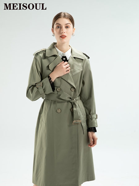 MEISOUL女裝品牌2020秋冬綠色翻領雙排扣風衣式連衣裙