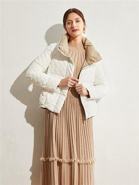 爱为 AIWEI女装品牌2020秋冬白色花纹轻薄羽绒夹克