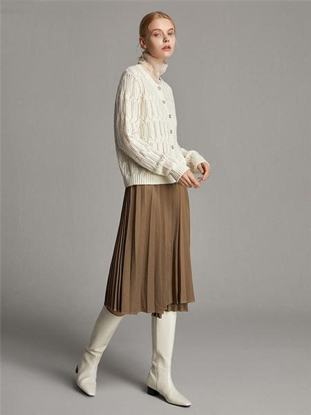 珍贝女装品牌2020秋冬米色单排扣高领素雅温柔羊毛衫
