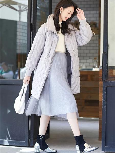 似水年华女装品牌2020秋冬浅色束袖宽松长款羽绒服