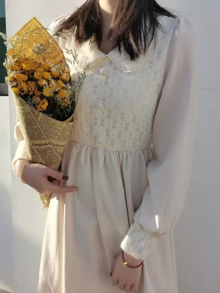 描刻（miaoke）女装品牌2020秋冬白色素雅娃娃领蕾丝拼接连衣裙