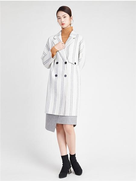 安可儿女装品牌2020秋冬白色风竖纹大衣