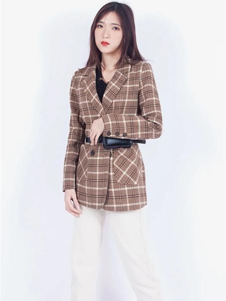 提图斯”(TITSOO)女装品牌2020秋冬咖色格纹复古商务风外套