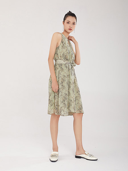 EATCH女装品牌2021春夏淡绿色复古纹路无袖背心裙