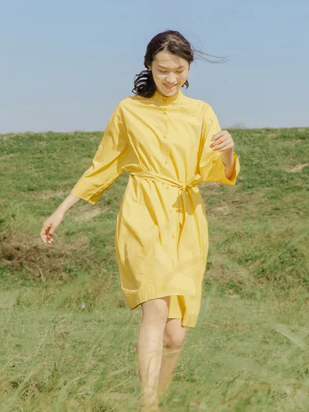 堓上女装品牌2021春夏黄色束腰七分袖连衣裙