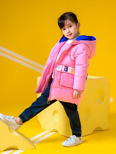 杰米熊童装品牌2020秋冬粉色印标方袋连帽羽绒服