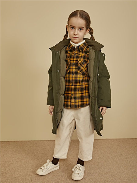 棉先生（男装）、初棉（女装）、棉叔叔（童装）童装品牌2020秋冬时尚深绿色长款外套