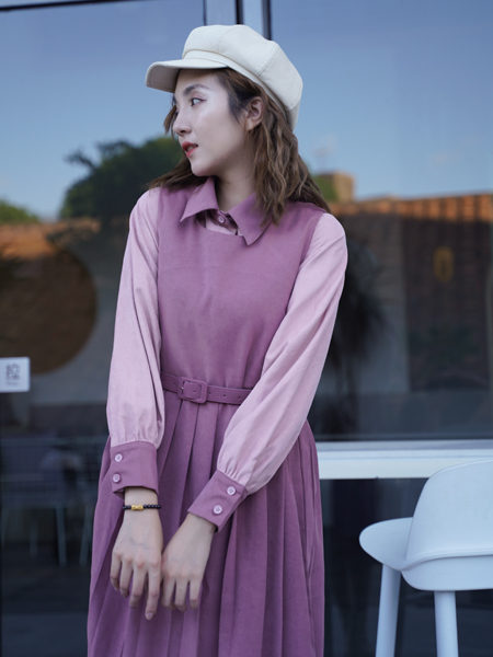 薇薇希女装品牌2020秋冬粉紫色束腰压褶连衣裙