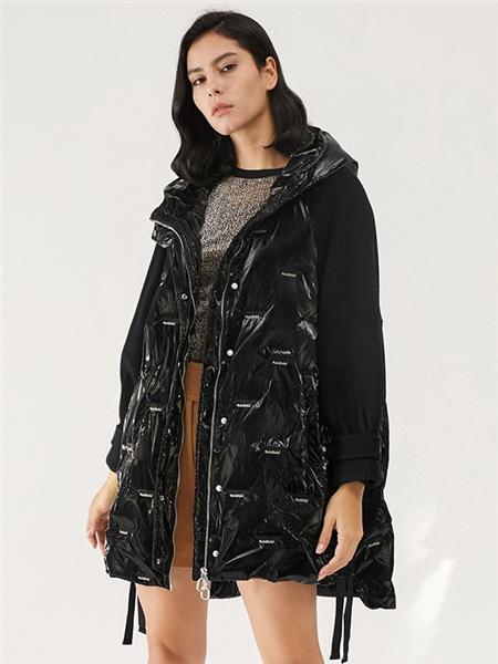 杨门女装品牌2020秋冬黑色亮面拼接外套