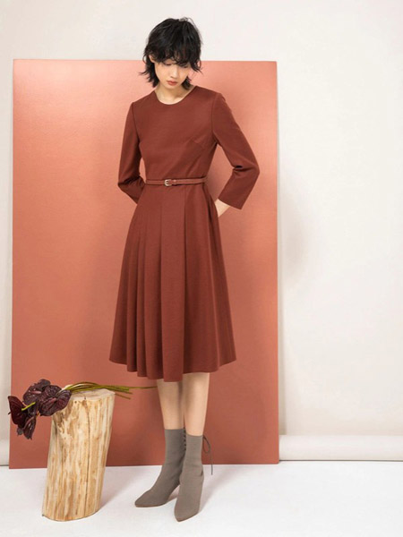 CALLIDORA卡莉朵拉女装品牌2020秋冬砖红色连衣裙