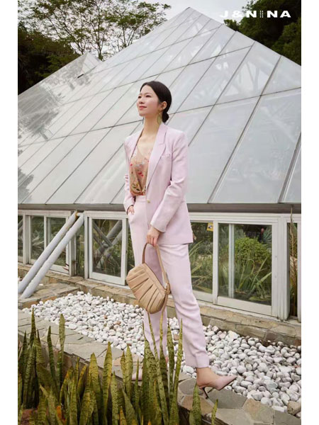 捷恩尼纳J&NINA女装品牌2021春夏长袖粉色套装