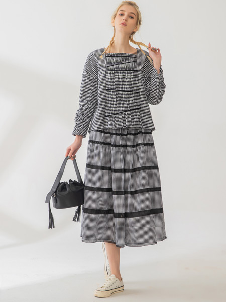 庄玛女装品牌2021春夏灰色条纹套裙