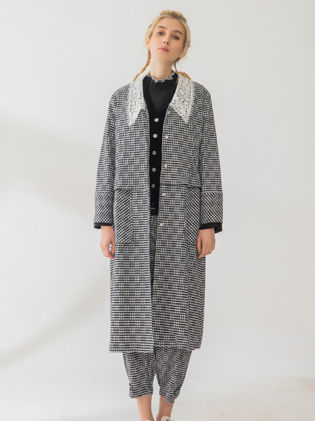 庄玛女装品牌2021春夏灰色排扣大衣外套