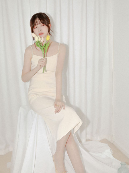 JOU SEO MOK女装品牌2021春夏吊带肤色长裙