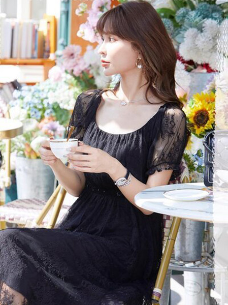 莉雅莉萨女装品牌2021春夏黑色连衣裙