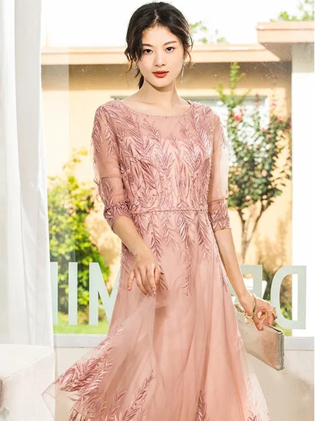 UMISKY优美世界女装品牌2021春夏圆领中袖粉色网纱长裙